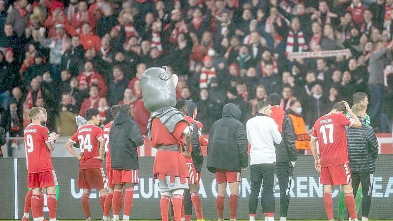 Die Mannschaft von Union Berlin steht nach Spielende vor dem Fanblock. Foto: Andreas Gora/dpa