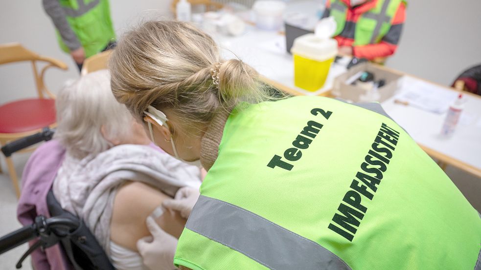 In Ostfriesland laufen inzwischen die Drittimpfungen in Senioren- und Pflegeheimen. Symbolfoto: Gollnow/dpa