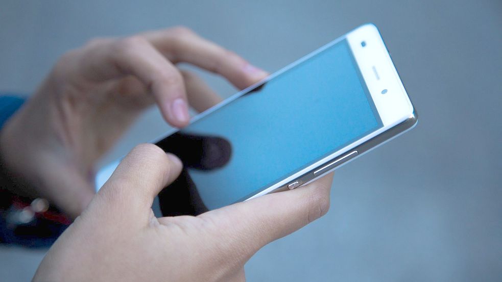 Die Polizei ermittelt in einem Betrugsfall über das Handy. Symbolfoto: Pixabay