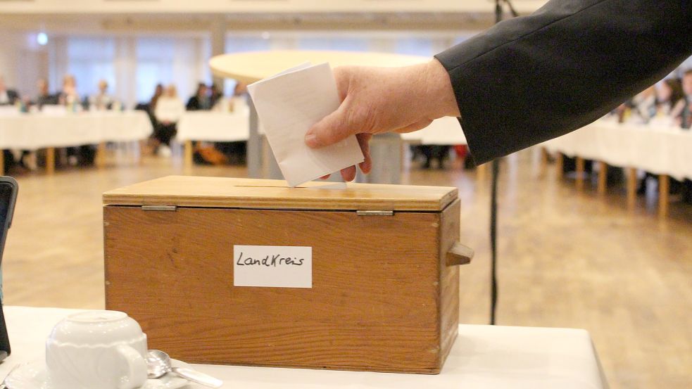 Die Wittmunder Kreistagsmitglieder stimmten in ihrer konstituierenden Sitzung über die Stellvertreterposten für den Landrat ab. Es gab vier Bewerber für drei Posten. Foto: Oltmanns