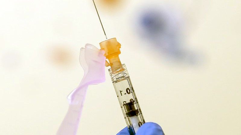 Eine Kinderdosis mit einem Corona-Impfstoff wird im "Children's National Hospital" in Washington in eine Spritze aufgezogen. Die USA haben damit begonnen, Kinder im Grundschulalter gegen das Coronavirus zu impfen. Foto: Carolyn Kaster/AP/dpa
