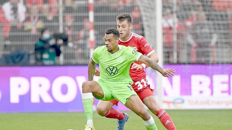 Der Wolfsburger Lukas Nmecha (l) steht vor seinem A-Länderspieldebüt. Foto: Matthias Koch/dpa