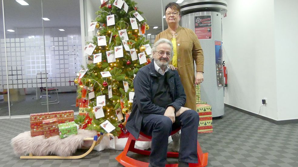 Volker Kraft und Brigitte Kock-Terveen organisieren schon seit mehr als zehn Jahren die Wunschbaumaktion in Weener. Foto: Archiv