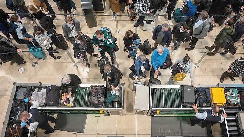 Passagiere an einer Sicherheitskontrolle des Flughafen BER. Foto: Christophe Gateau/dpa
