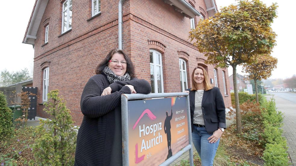 Hospizarbeit ist für Klaudia Christoffers (links) und Britta Baumann vom Verein Hospiz Aurich eine Herzenssache. Foto: Böning