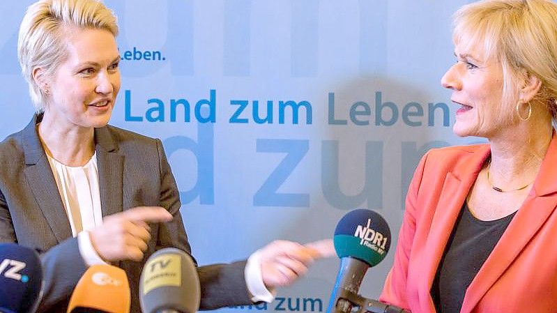 Ministerpräsidentin Manuela Schwesig (l) und Simone Oldenburg (r), Fraktionschefin der Linken. Foto: Jens Büttner/dpa-Zentralbild/dpa