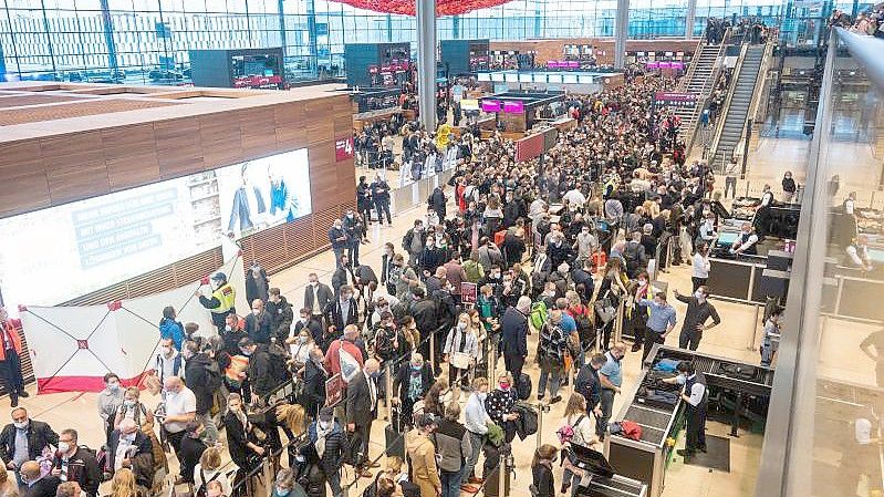 Wieder lange Schlangen am Flughafen BER nach einem Feueralarm. Foto: Christophe Gateau/dpa