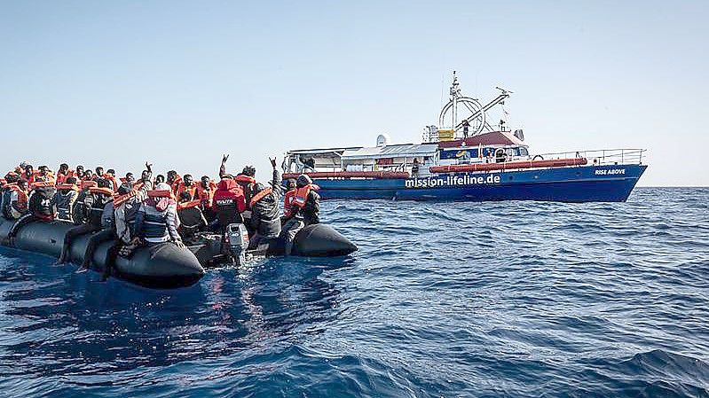 Ein überfülltes Schlauchboot erreicht das Schiff der Hilfsorganisation Mission Lifeline. Foto: Hermine Poschmann/Mission Lifeline/dpa