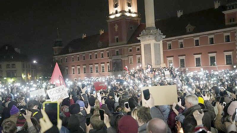 Polen protestieren gegen das restriktive Abtreibungsgesetz in Warschau. Foto: Czarek Sokolowski/AP/dpa