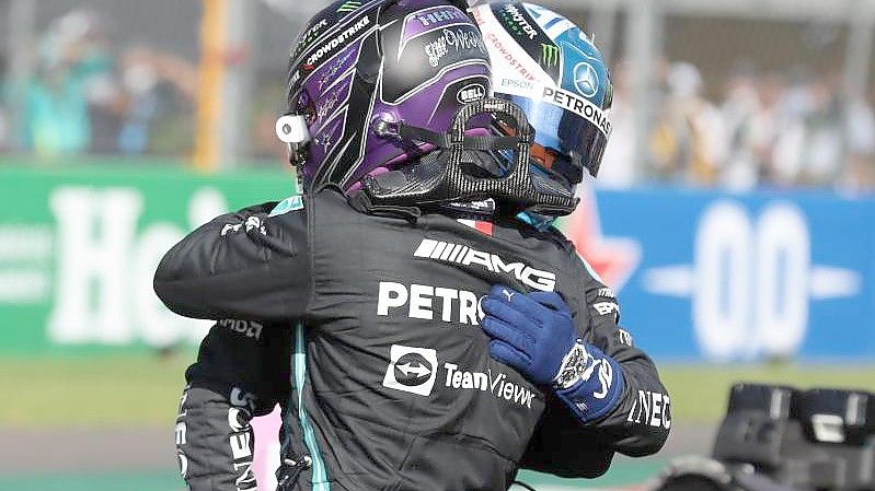 Starten in Mexiko aus der ersten Startreihe: Valtteri Bottas und Mercedes-Teamkollege Lewis Hamilton. Foto: Edgard Garrido/Reuters pool via AP/dpa