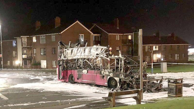 Der ausgebrannte Doppeldeckerbus in Newtownabbey. Foto: David Young/PA Wire/dpa
