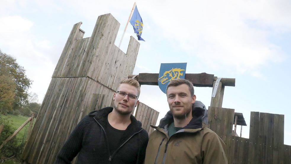 Johannes Alffermann (links) und Hauke Wiesner vor der „Metropole“ des Königreichs Norddea. Das selbstgebaute „Dorf“ steht auf dem Grundstück von Johannes Alffermann. Foto: Hock