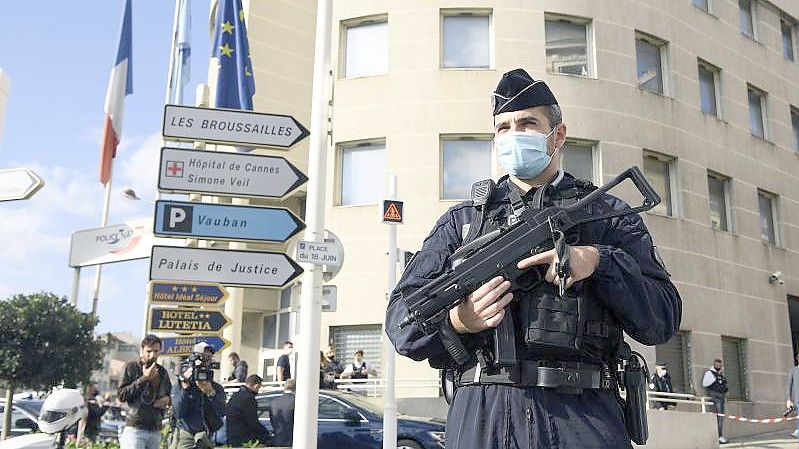 Ein bewaffneter Polizist in Cannes. Foto: Nicolas Tucat/AFP/dpa