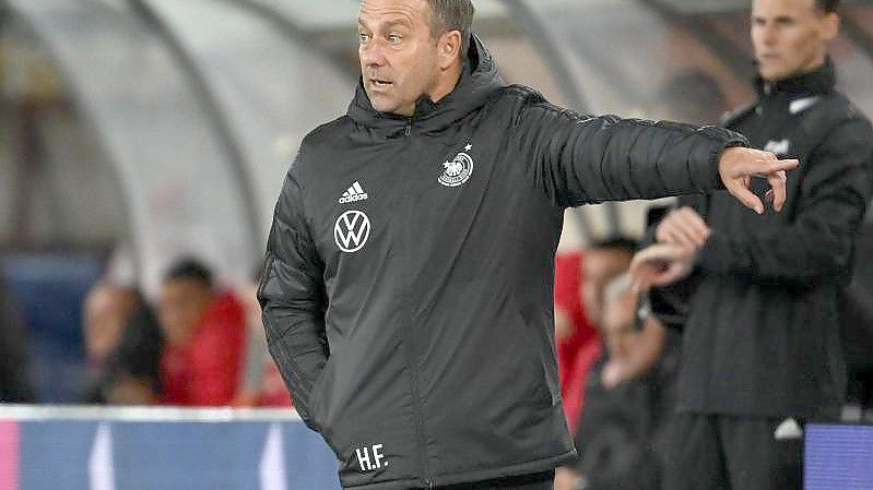 Trotz des guten Starts unter Trainer Hansi Flick glauben einer Umfrage zufolge nur drei Prozent an einen Titelgewinn der DFB-Elf in Katar. Foto: Federico Gambarini/dpa