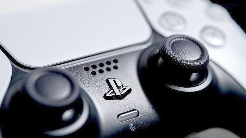 Das Playstation-Logo ist auf dem Playstation 5-Controller zu sehen. Playstation 5 und Xbox Series X sind seit einem Jahr auf dem Markt, es gibt aber weiterhin Lieferschwierigkeiten. Foto: Zacharie Scheurer/dpa-tmn/dpa