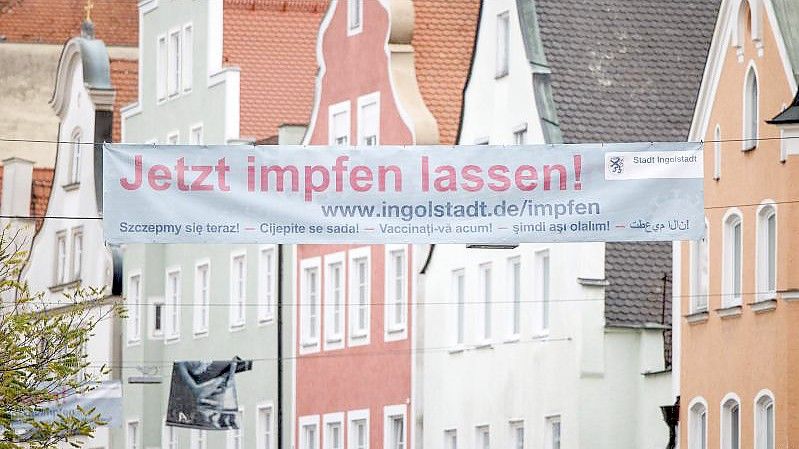 Ingolstadt wirbt mit Bannern in der City fürs Impfen. Foto: Matthias Balk/dpa