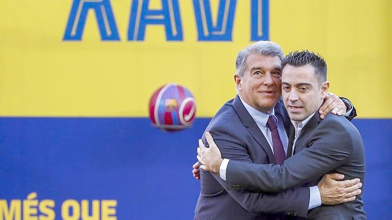 Zurück in Barcelona: Xavi Hernandez (r) wird von Barça-Präsident Joan Laporta empfangen. Foto: Joan Monfort/AP/dpa