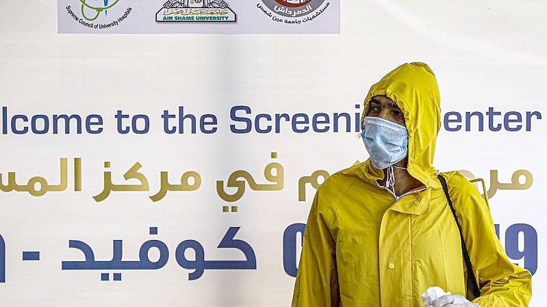 Ein medizinischer Mitarbeiter im Schutzanzug vor einem Krankenhaus in Ägypten. Foto: Adel Eissa/dpa