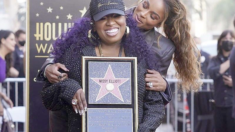 Die Hip-Hop-Künstlerin Missy Elliott (vorne) hält während einer Zeremonie vor Gastrednerin Ciara eine Replik ihres neuen Sterns auf dem Hollywood Walk of Fame. Foto: Chris Pizzello/Invision/AP/dpa