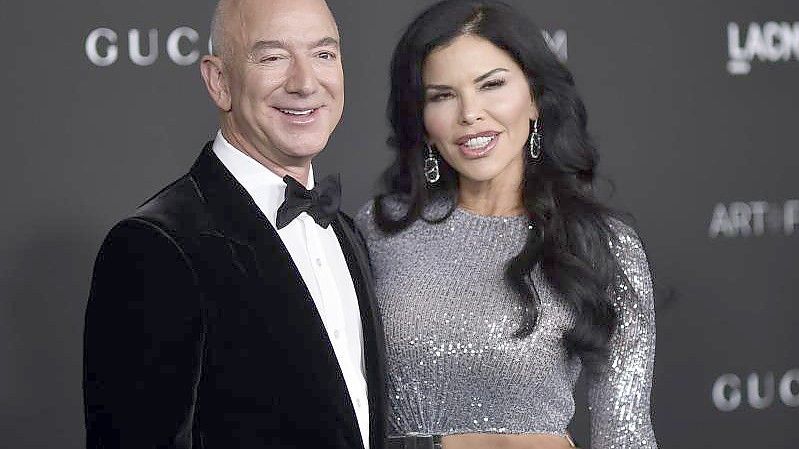 Jeff Bezos und Lauren Sanchez kommen zu einer Gala ins Los Angeles County Museum of Art. Foto: Richard Shotwell/Invision/dpa