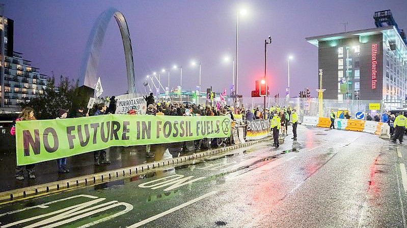 Menschen protestieren am Rande der UN-Klimakonferenz COP26 in Glasgow für besseren Klimaschutz. Foto: Christoph Soeder/dpa