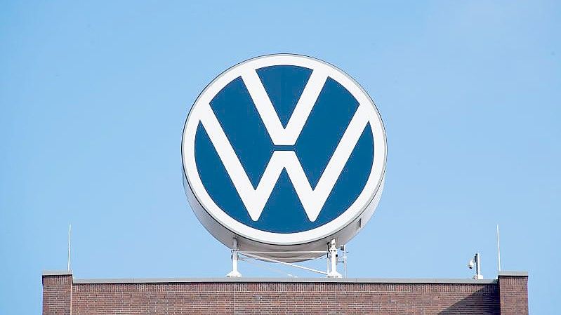 Das Markenhochhaus von Volkswagen auf dem Gelände vom VW Werk Wolfsburg. (Archivbild). Foto: Julian Stratenschulte/dpa