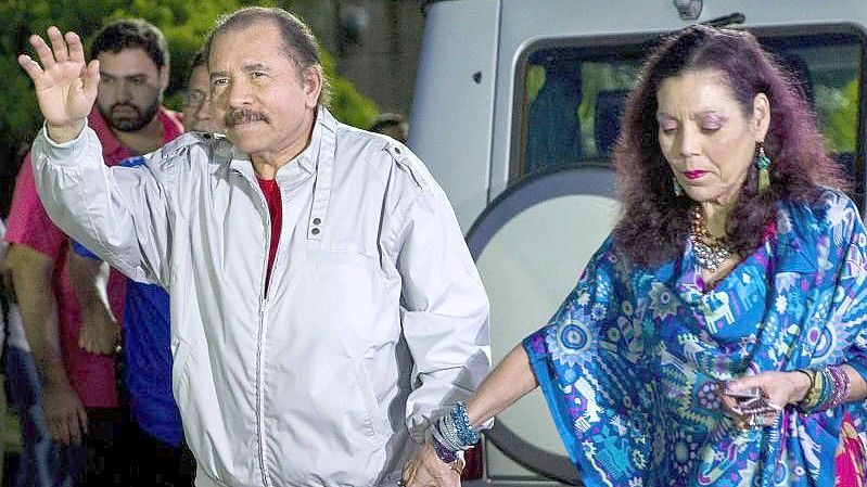 Daniel Ortega, Präsident von Nicaragua, und seine Frau Rosario Murillo kommen zu einer Pressekonferenz. Foto: Jorge Torres/EFE/dpa