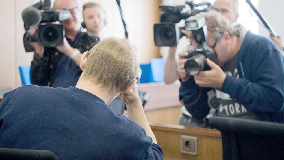 Im September 2016 wurde Jörg N. vor dem Landgericht Aurich zu mehr als vier Jahren Haft mit anschließender Sicherungsverwahrung verurteilt – wegen Vergewaltigung und sexueller Nötigung. Jetzt muss er sich wegen des mutmaßlichen Mordes an Judith Thijsen verantworten. Foto: dpa/Julian Stratenschulte