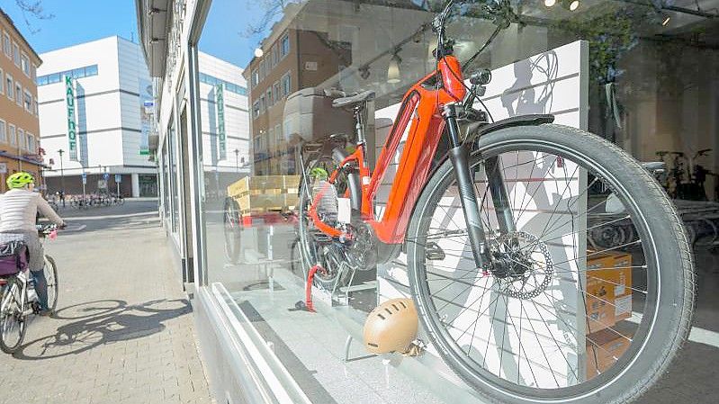 Mal eben ein neues Fahrrad kaufen? Verbraucher in Deutschland müssen sich angesichts globaler Lieferprobleme noch lange auf Verzögerungen im Handel einstellen. Foto: Andreas Arnold/dpa