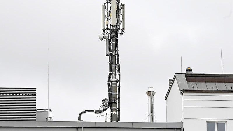 Ein Mobilfunk-Sendemast auf dem Dach der Hauptstadtniederlassung der Telekom in Berlin Mitte. Foto: Jens Kalaene/dpa-Zentralbild/ZB