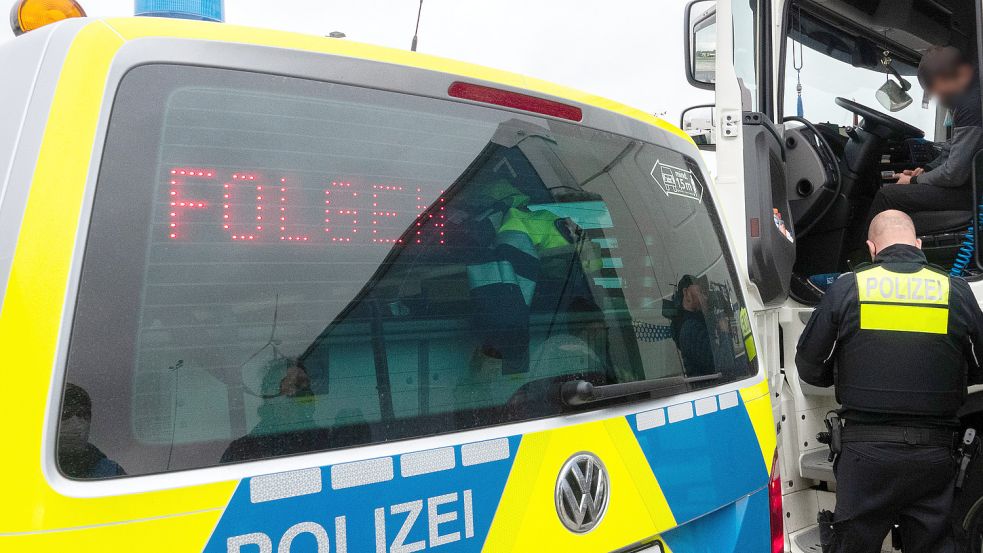 Bei einem Lastwagen wird eine Polizeikontrolle durchgeführt. Es gibt allerdings zu wenige dieser Kontrollen, sagt Thorsten Dirksen von der Polizei-Gewerkschaft. Foto: Demi Becker/dpa
