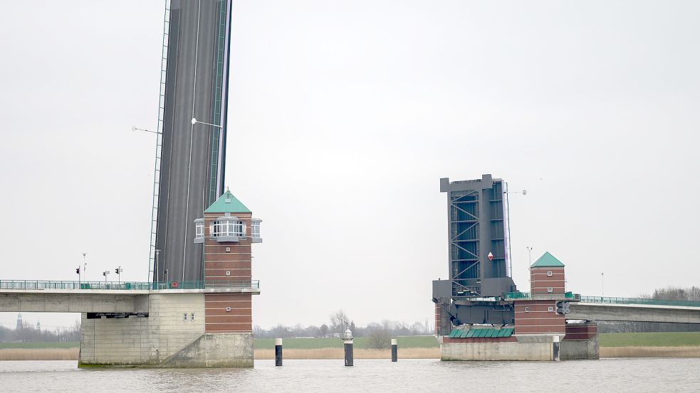 An der Jann-Bergbaus-Brücke wird eine Flucht- und Wartungstreppe installiert. Foto: dpa