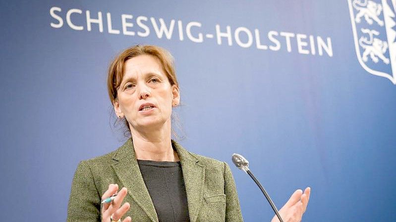 Karin Prien (CDU), Bildungsministerin von Schleswig-Holstein, spricht auf einer Pressekonferenz im Foyer des Landeshauses in Kiel. Foto: Christian Charisius/dpa