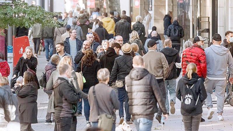 Hamburgs Innenstadt ist am verkaufsoffenen Sonntag von Kunden und Spaziergängern gut besucht. Foto: Markus Scholz/dpa