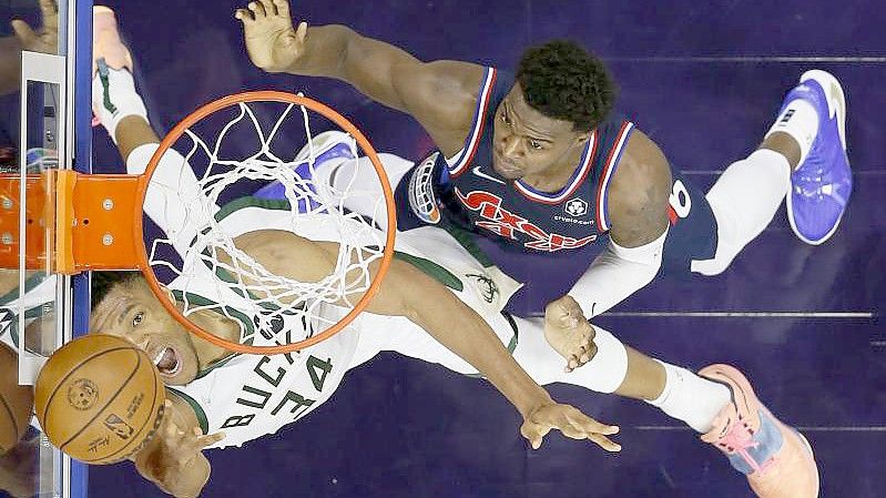 Bucks-Star Giannis Antetokounmpo (l) kam in Philadelphia auf 31 Punkte und 16 Rebounds. Foto: Matt Slocum/AP/dpa