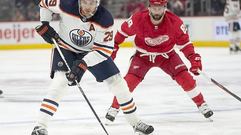 NHL-Superstar Leon Draisaitl (l) verlor mit den Edmonton Oilers. Foto: Paul Sancya/AP/dpa