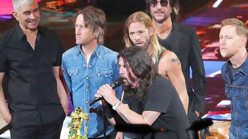 Pat Smear (l-r), Chris Shiflett, Dave Grohl, Taylor Hawkins, Rami Jaffee und Nate Mendel von den Foo Fighters bei den MTV Video Music Awards. Foto: Charles Sykes/Invision via AP/dpa