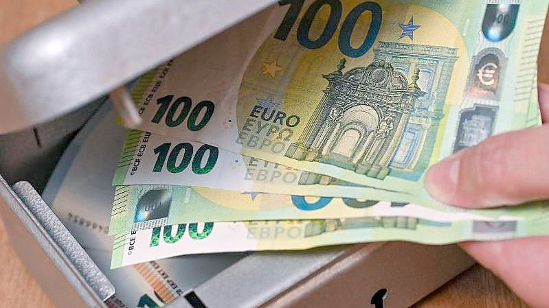 Trotz eines Trends zum bargeldlosen Bezahlen bleibt die Nachfrage nach Banknoten in Deutschland hoch. Foto: Patrick Pleul/dpa-Zentralbild/dpa