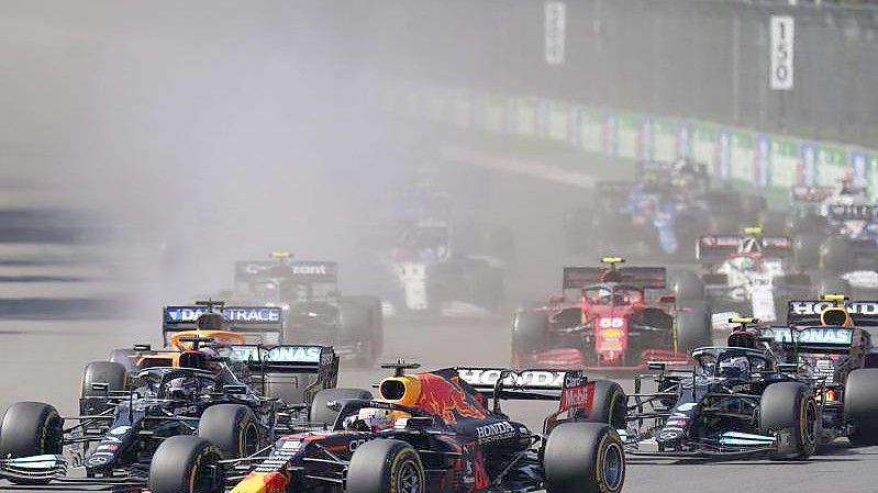 Auch in Brasilien will sich Max Verstappen (vorne) in seinem Red Bull gegen Mercedes behaupten. Foto: Eduardo Verdugo/AP/dpa