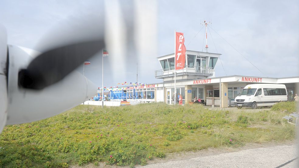 Der Ostfriesische Flugdienst OFD will ab dem nächsten Jahr auch den Flughafen auf der Düne der Hochseeinsel Helgoland (Bild) ansteuern. DPA-Archivfoto: Marcus Brandt