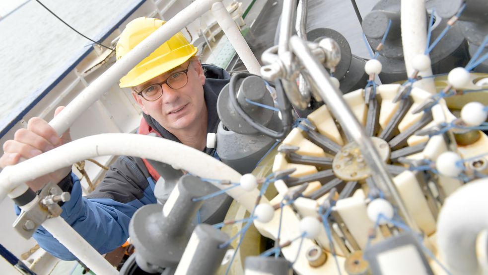 Dr. Thomas Badewien ist als Fahrtleiter für die Organisation der Forschungsreise der Heincke verantwortlich. Auf der Fahrt werden unter anderem Proben mit dem CTD-Kranzwasserschöpfer genommen. Foto: Ortgies