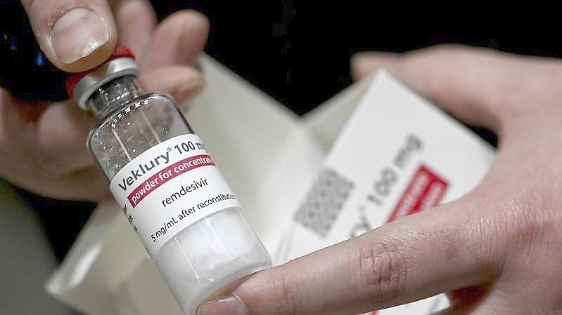 Neben den nachweislich sehr wirksamen Impfstoffen arbeiten Pharmaunternehmen weltweit an der Entwicklung von Medikamenten gegen eine Covid-19-Erkrankung. Arzneimittel gegen schwere Verläufe gelten als weiterer Baustein in der Bekämpfung der Corona-Pandemie. Foto: Dirk Waem/BELGA/dpa