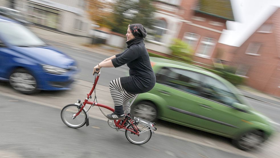 Auf kurzer Distanz kommen Falträder wegen der kleinen Räder schnell in Fahrt. Die Autorin bei ihrer Jungfernfahrt. Foto: Ortgies
