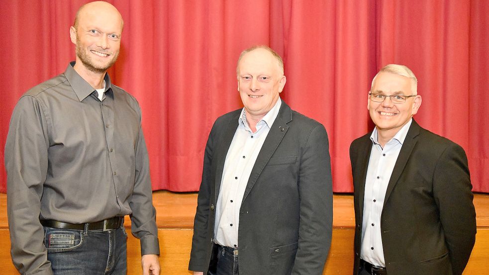 Bürgermeister Bernhard Gathen (Mitte) mit seinem ersten Stellvertreter Holger Schulte (links) und seinem zweiten Stellvertreter Gerd Hicken. Foto: Stromann