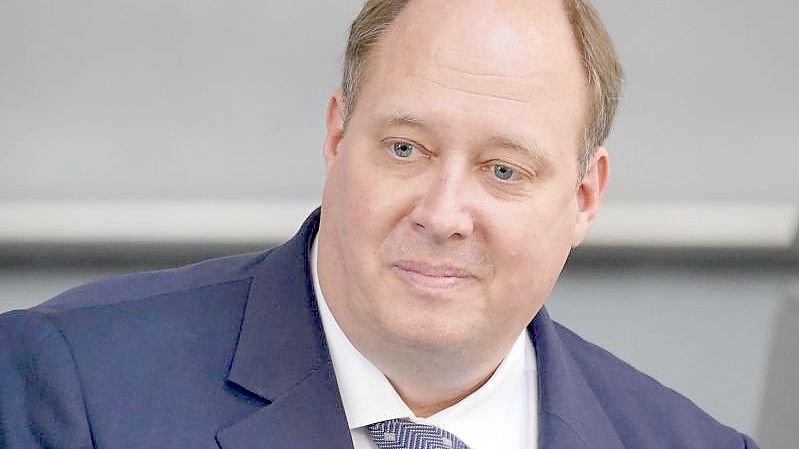 Helge Braun (CDU), damals Chef des Bundeskanzleramtes und Bundesminister für besondere Aufgaben, nimmt an der Befragung der Bundesregierung im Plenum im Bundestag teil. Foto: Michael Kappeler/dpa