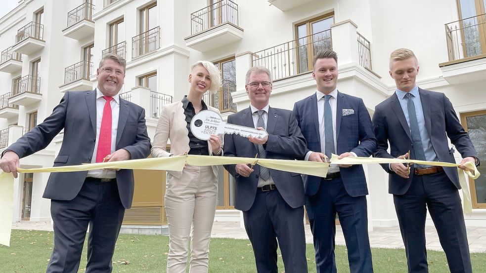 Endlich können die Gäste kommen. Sie freuen sich auf die neue Schlossresidenz (von links) Hermann Krüger, Alina Krüger, Theo Bohlen, Arne und Stefan Bohlen. Foto: Boschbach