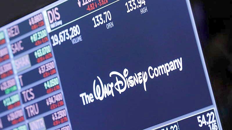 Das Logo von „The Walt Disney Company“ erscheint über einem Handelsposten auf dem Parkett der New Yorker Börse. Foto: Richard Drew/AP/dpa