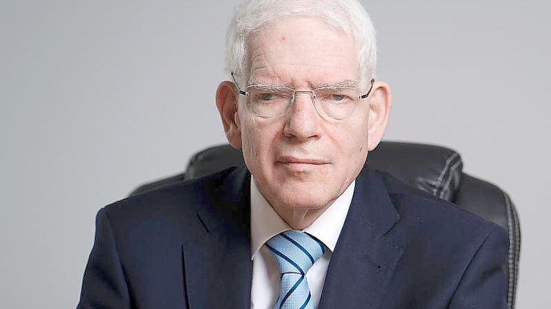 Josef Schuster, Präsident des Zentralrats der Juden in Deutschland, sitzt bei einem Fototermin in seinem Büro. (Archivbild). Foto: Nicolas Armer/dpa