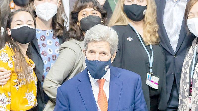 John Kerry (M), Sondergesandter des US-Präsidenten für das Klima, stellt sich bei der UN-Klimakonferenz COP26 in Glasgow bei einem Bildtermin zusammen. Foto: Christoph Soeder/dpa