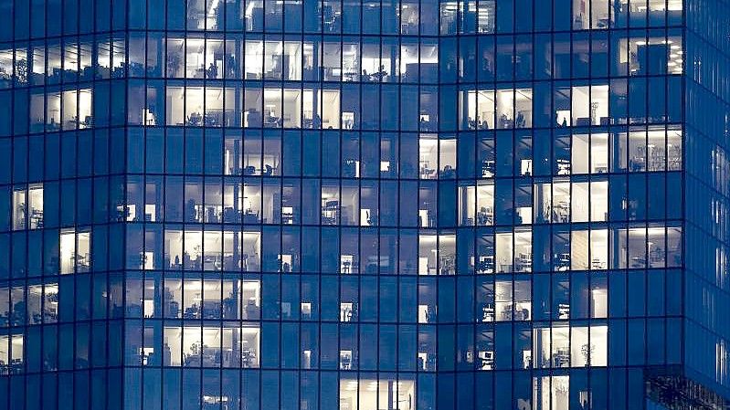Mehrere Fenster im Prime Tower Bürogebäude sind In Europa setzen bisher nur einige Staaten auf strenge 2G- oder 3G-Vorgaben. (Archivbild). Foto: Gaetan Bally/KEYSTONE/dpa
